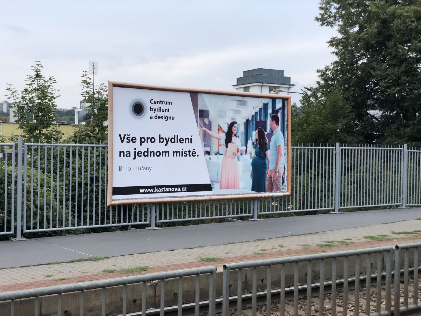 Na mostech a zábradlích v Brně zmizí reklama